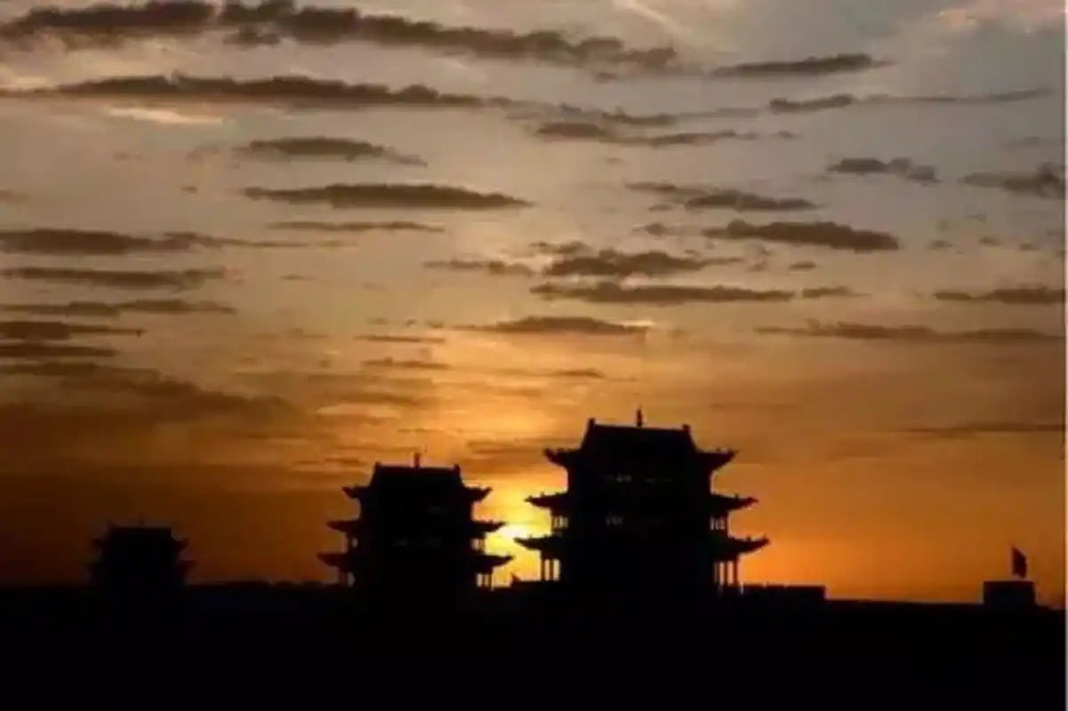 《离骚》(节选)    屈原(战国) 长太息以掩涕兮,哀民生之多艰.