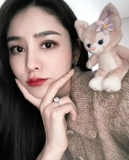 2月7日,林峯妻子张馨月在社交平台晒出多张美照,并配文"装嫩,通关了