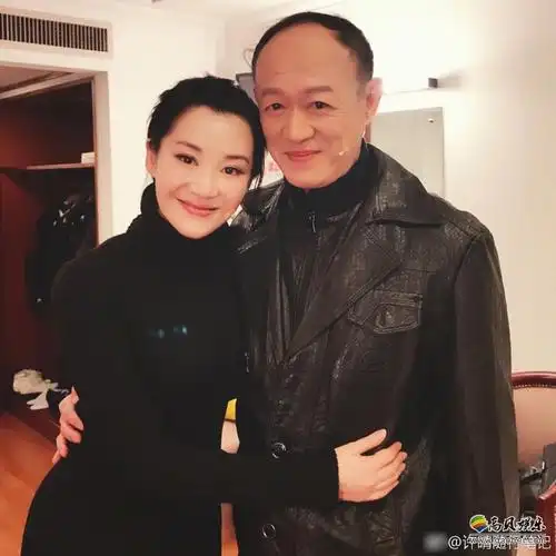 许晴晒出自己与演员金士杰多组合照向粉丝安利两人主演话剧