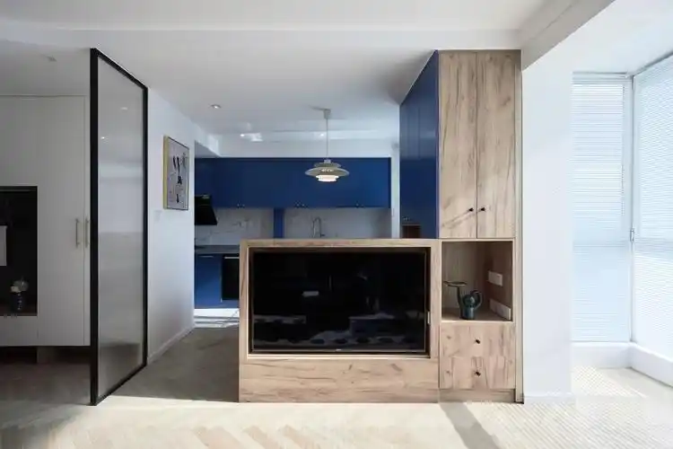 60平现代两室住宅公寓装修案例_一道半高电视墙,解锁层次感十足62㎡小