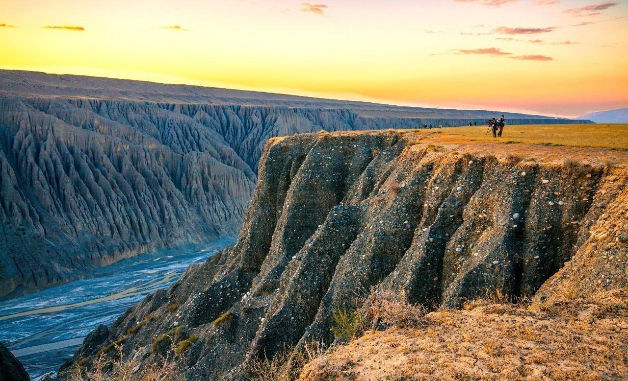 游览独山子大峡谷,悬崖陡峭,峡谷纵深,拍照摄影胜地