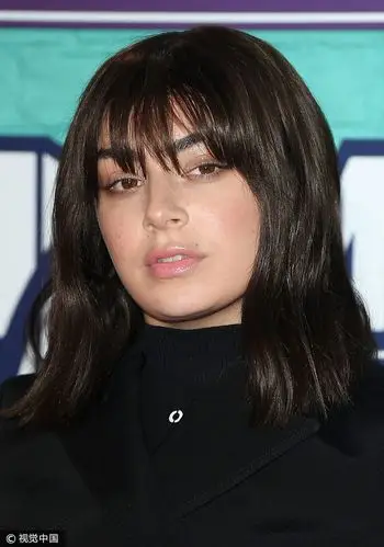 第24届mtv欧洲音乐奖:查莉xcx黑色off-white露脐装高腰裤性感