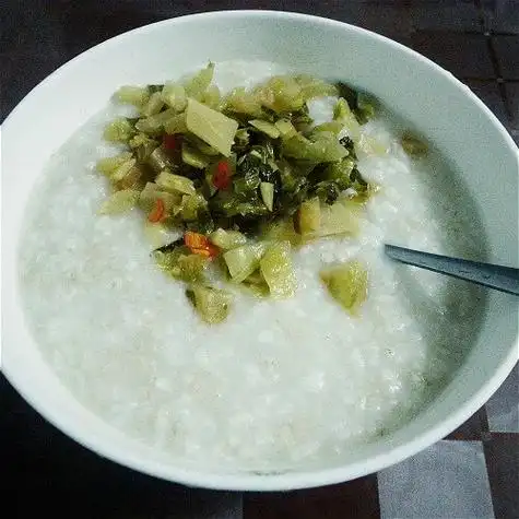 营养棒子面粥配咸菜丝