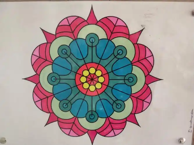 写美篇曼陀罗有两种绘画形式,第一种是彩绘曼陀罗,也就是每一位读者都