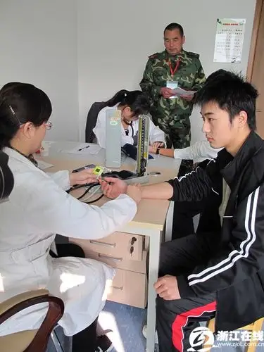 浙江万余适龄青年参加今冬征兵体检