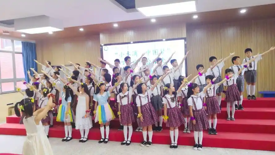 用饱含深情的大合唱,朝气蓬勃的手势,给我们的表演划上美丽的句号