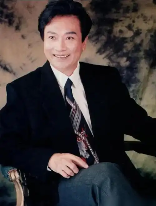 都高大魁梧,两人完全可以比帅,这个人,就是上海电影制片厂一级演员