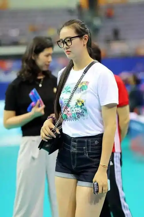 原创张常宁罕见短裤生活照体型圆润皮肤白嫩戴上眼镜更有魅力