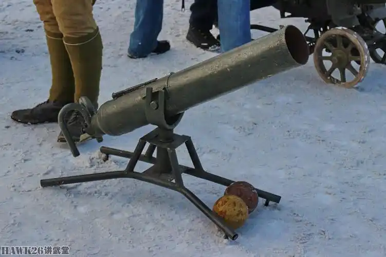 这是一种非常特殊的武器,是英国研制的火焰喷射器.