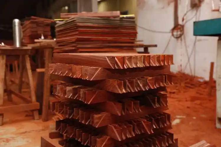 据了解,缅甸禁止红木原材料出口的主要原因有两个:第一,根据国际自然