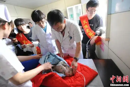 山西"无肛男婴"酷似外星人(图)