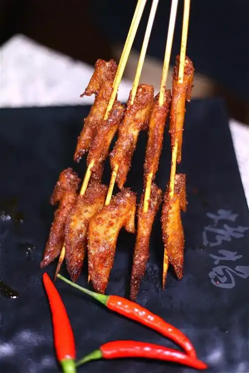 鸡尖全是用小火来生烤,烤出的滋味外酥内嫩,好吃的飞起来!