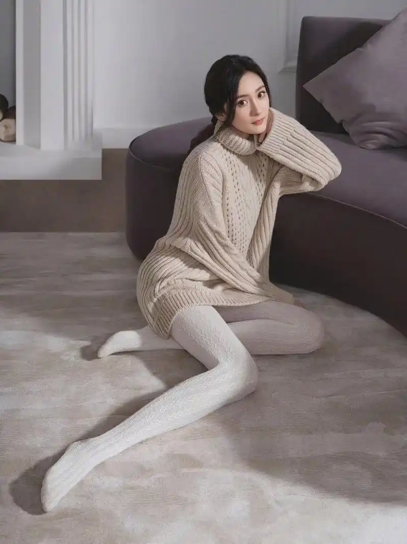 杨幂丝袜广告,每个都很诱人#女明星# #娱圈新动向# #美女