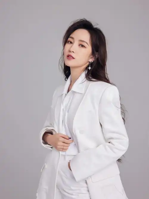 孟佳请把西装焊在身上