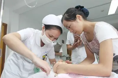 急诊科举办小儿头皮静脉输液操作比赛