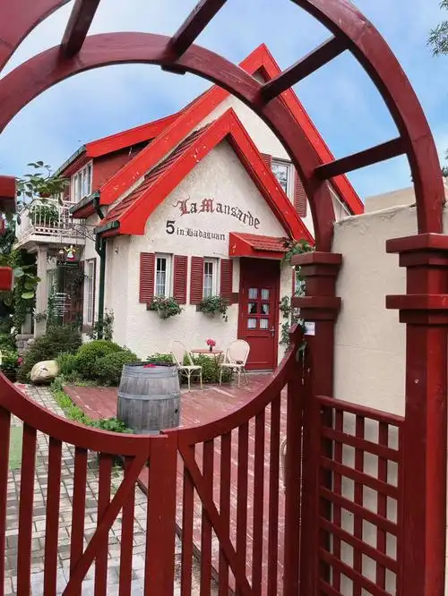 红色小房子复古的设计装饰 风格独特独栋的小别墅加上外面漂亮的庭院