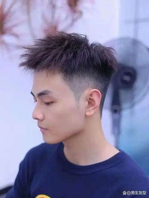 男生夏天不要只会剪"寸头",今年试试这3款发型,阳光又帅气