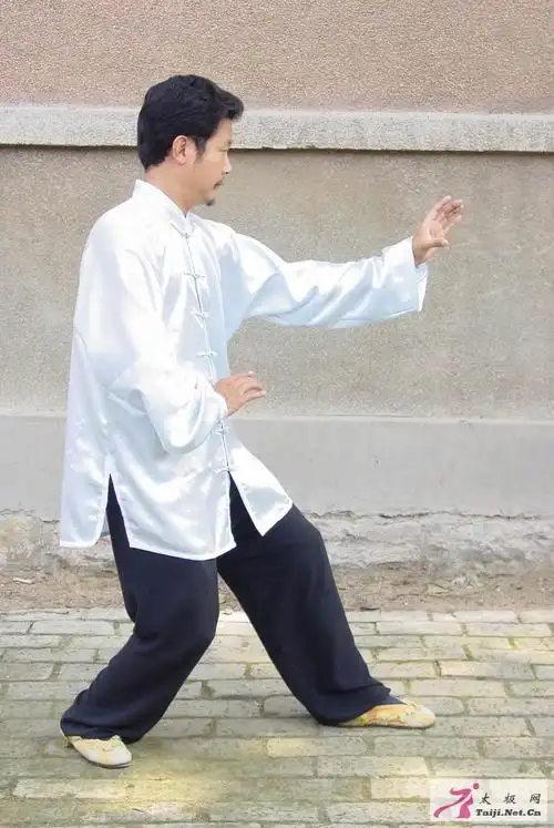 p data-id="gnxbe2xny1">形意拳筑基三体式又叫"三才式",即天地人