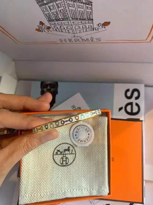 好漨意實物坉案花都好顯眼#爱马仕#愛駌仕  #hermes#luckycharmbangle