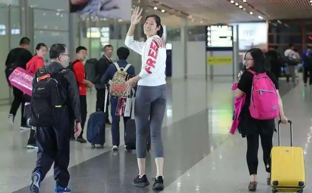 女排球员的尴尬时刻!朱婷被迫变时尚达人,张常宁想花钱却被拒绝
