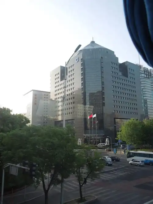 照片是金融街上的龙头老大——中国建设银行!鼎型建筑成为了镇街之宝.