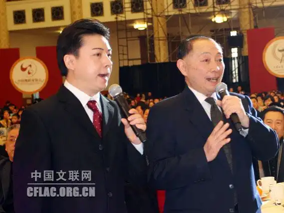 梅葆玖(右)和他的学生胡文阁表演京剧《贵妃醉酒》选段.中国文联网