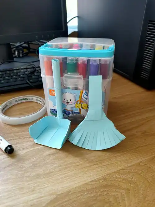 小朋友们来制作劳动工具扫把和簸箕.