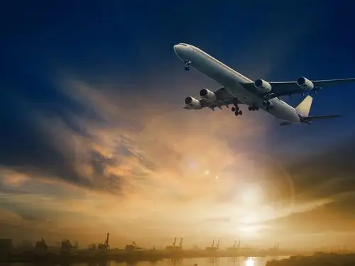 客机飞行在天空,黄昏,阳光下 iphone 壁纸