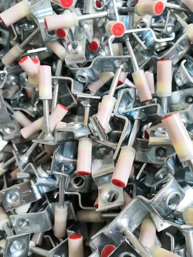 厂家吊顶一体钉 管卡钉 迷你消防钉 瓦斯钉 吊顶神器#全国发 - 抖音