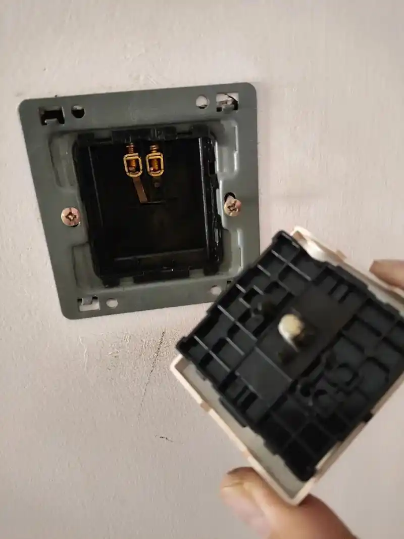 德力西的这款开关比想象的差,已经是第二个散架的开关了,哪个啥