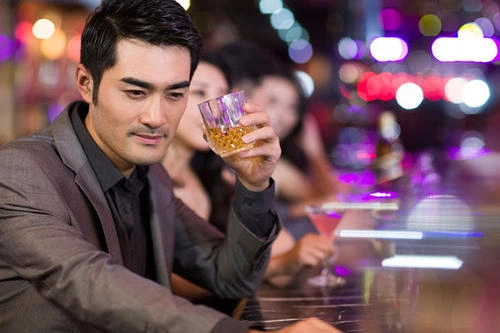 别拿自己开玩笑,男人喝酒后,少做哪几个行为?