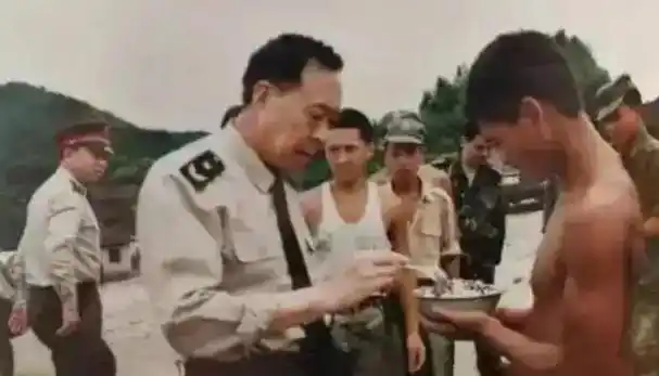 战后,泪别战友当1998年的长江抗洪任务终于告一段落,董万瑞将军站在