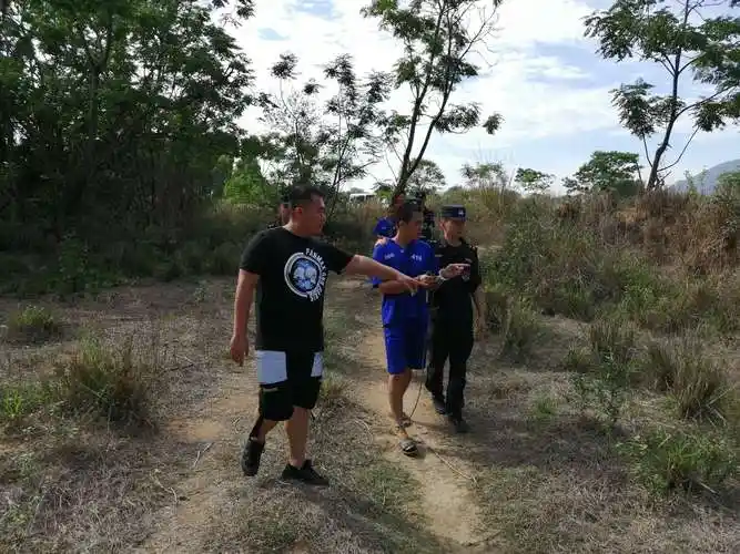 深挖细查!东方海岸警察支队押解9名犯罪嫌疑人指认现场