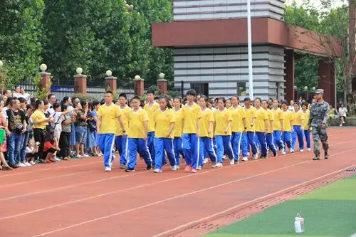 北京十五中贵阳分校举行2019-2020学年度第一学期新生军训汇操展演
