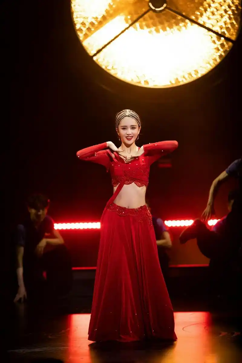 佟丽娅最新舞台照曝光 红衣似火超美艳