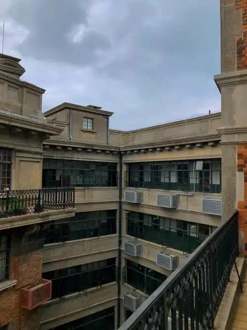 我在蜡烛里写诗分享更多武康大楼内照片