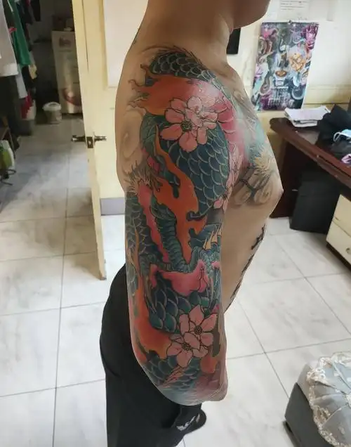 花臂过肩龙纹身图片_胸部手臂新传统纹身图案(3)_天津市纹身店-缘刺青