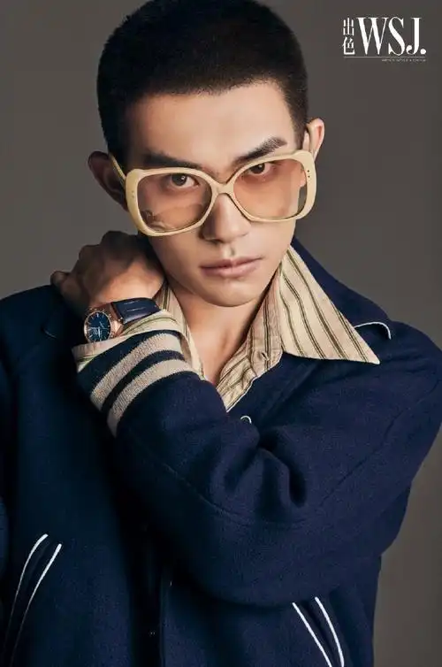 易烊千玺圆寸搭墨镜酷劲十足 眼神坚毅表现力超a