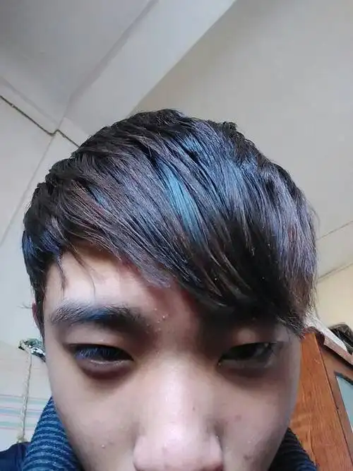 我的头发现在才2厘米,前面的斜刘海不够密,还是很散,等留到3,4个月,我