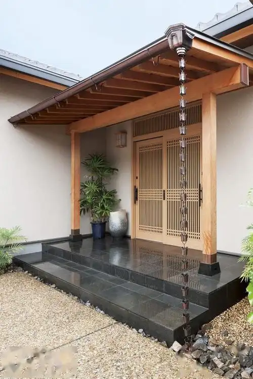 学学国外别装雨水管了,鹅卵石串成雨链挂屋檐下,流水哗哗有意境