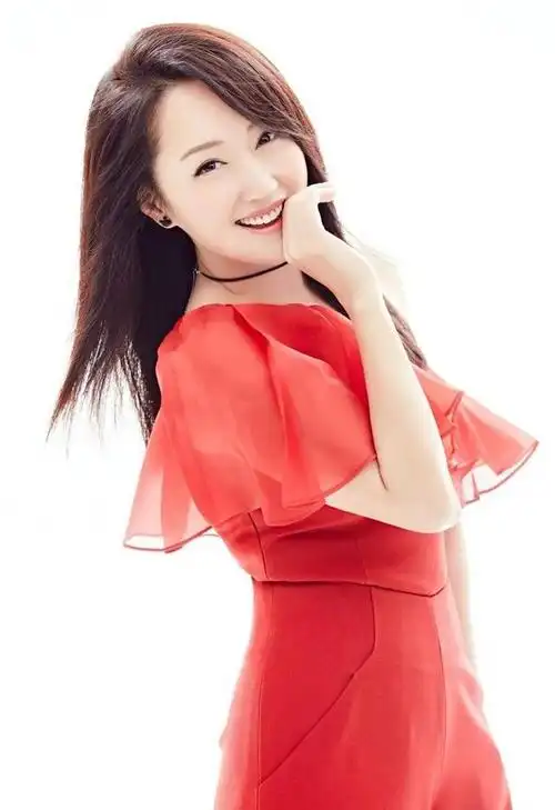 51岁杨钰莹到工地演出?现场简陋,"玉女掌门人"落魄成这样了