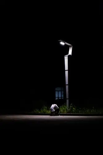 路过偷拍路灯下背书的考研党,觉得很有意境,孤独却充实