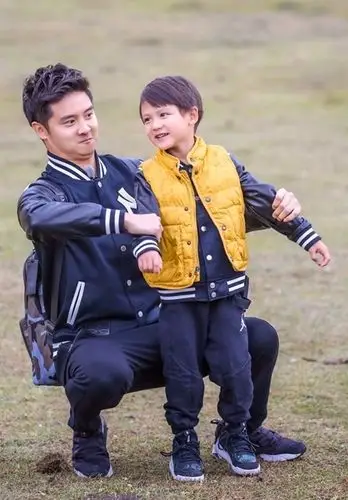 田亮父子同框简直是一个模子里刻出来的