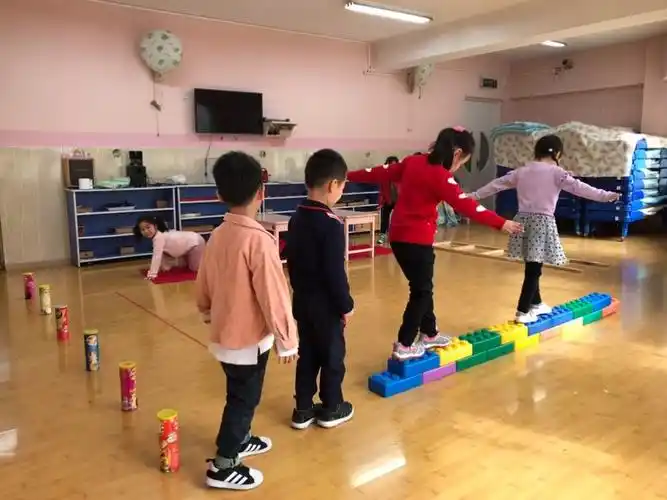 新世纪幼儿园中班组室内体育活动!