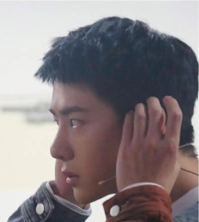 王一博的侧脸,简直帅得一塌糊涂,并且是越看越帅的那种.