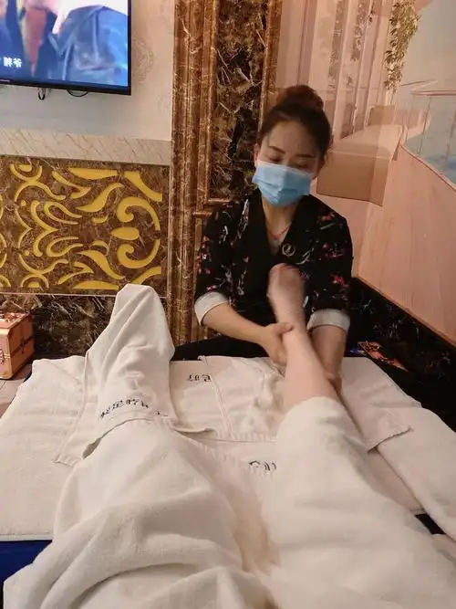 酷似刘德华的男子连续3次洗脚不给钱女技师坚信是爱情