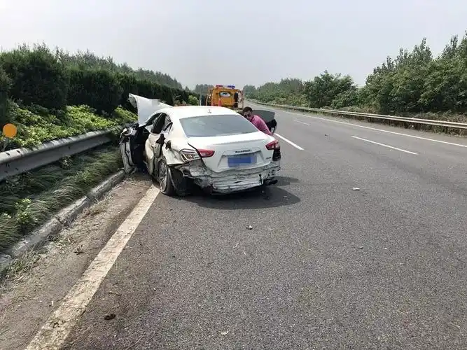 惊魂杭浦高速发生车祸玛莎拉蒂直接报废更想不到的是