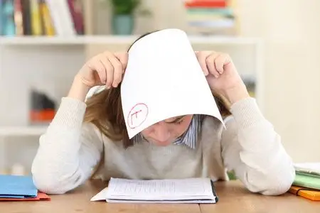 伤心的学生在家里考试不及格的伤心学生照片
