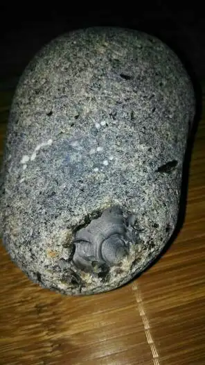 请问这石头黑玛瑙吗550克值几钱?