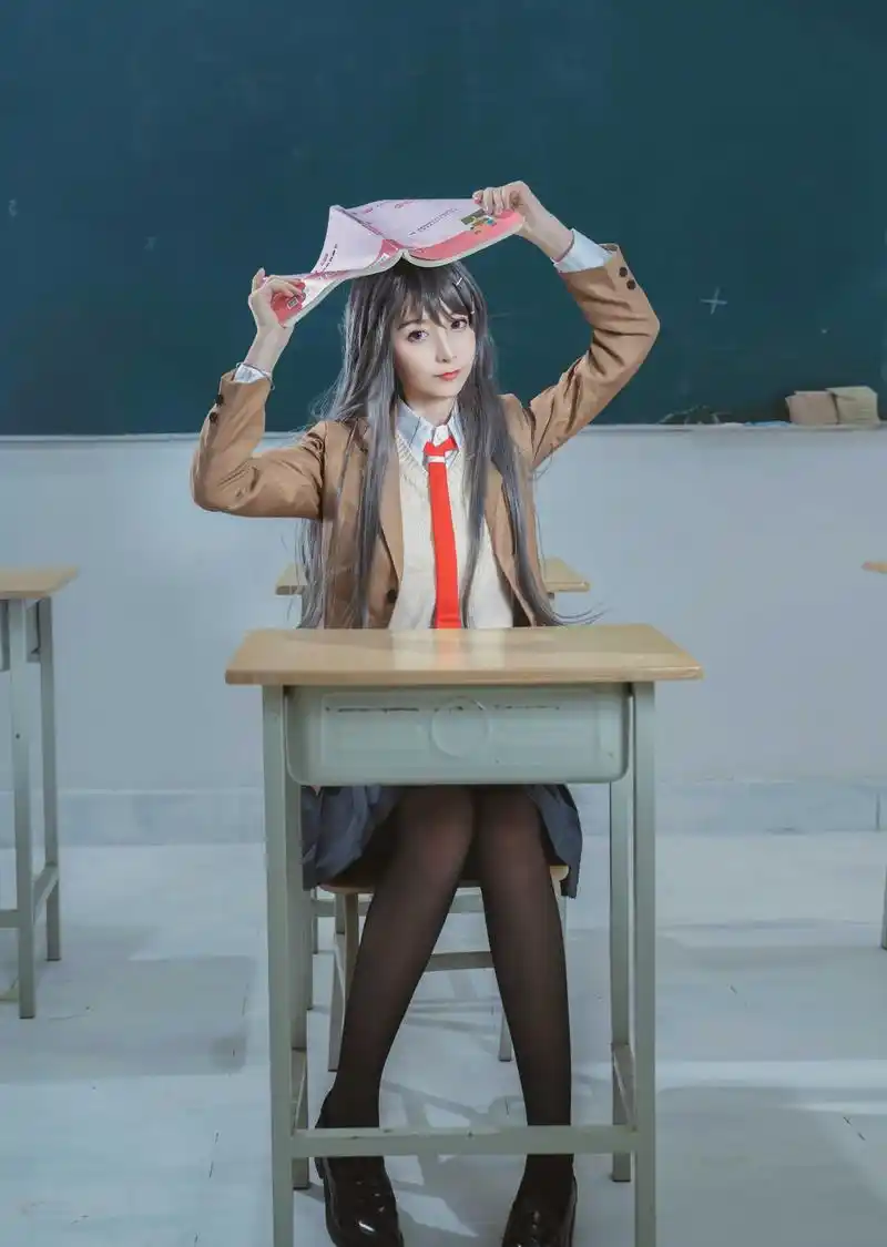 jk短裙配"黑丝"的麻衣学姐,坐姿太撩人,都没办法好好上课了